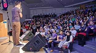 טל סולומון באירוע חברה